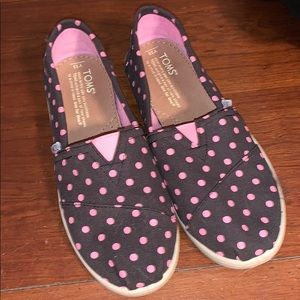 Black slide on‘s with pink polkadots